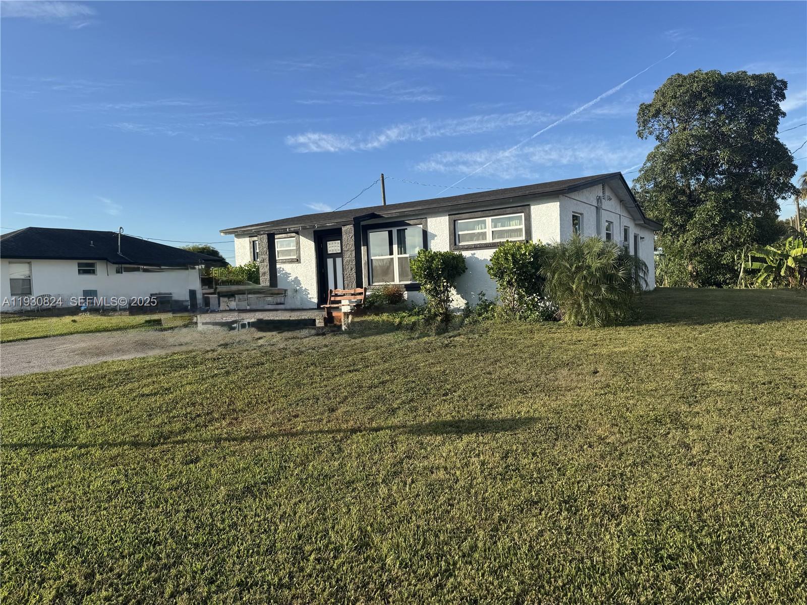 415 SE 4th St, South Bay FL 33493 photo 3