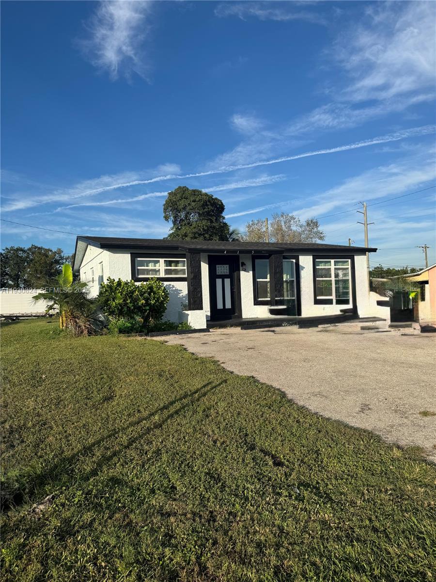 415 SE 4th St, South Bay FL 33493 photo 4