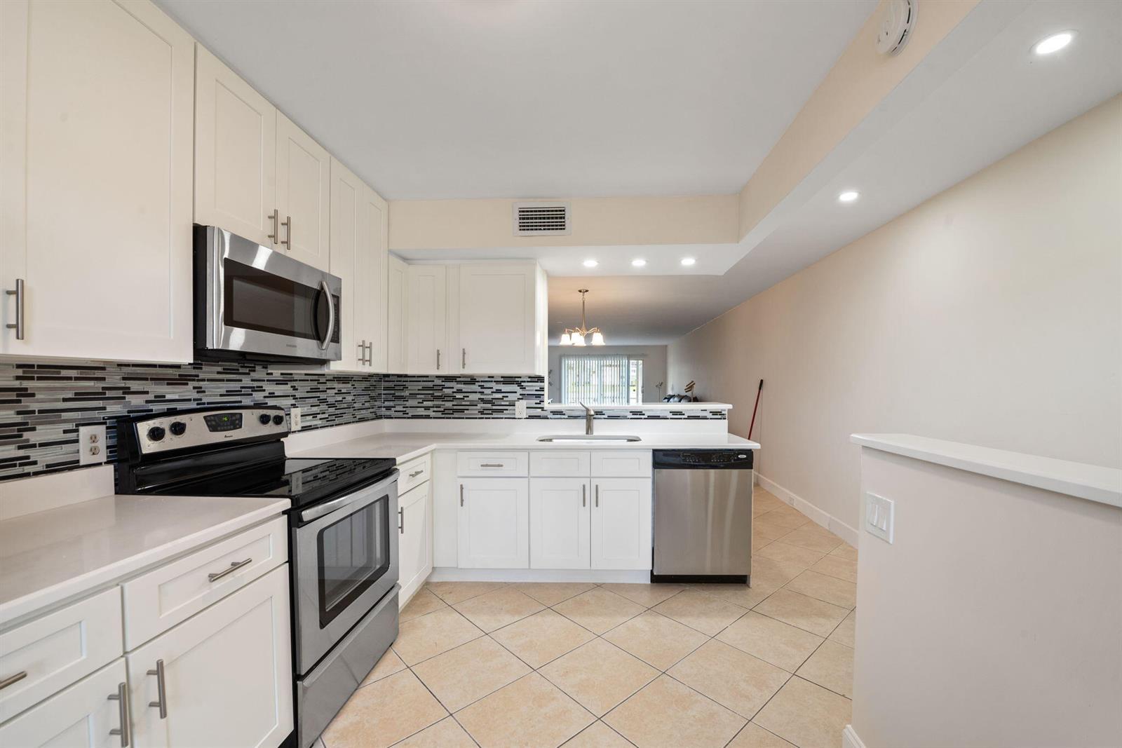 1090 Guildford E # 1090, Boca Raton FL 33434 photo 2