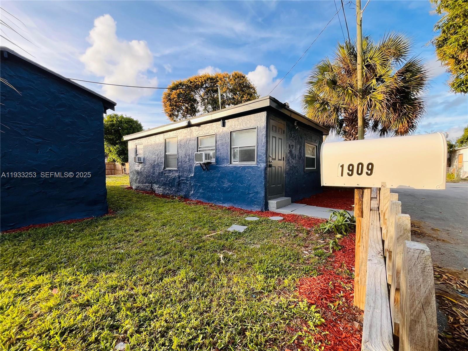 1927 Windsor Ave, West Palm Beach FL 33407 photo 2