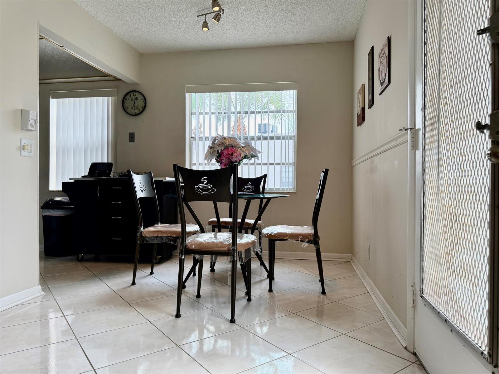 470 Capri J, Delray Beach FL 33484 photo 4