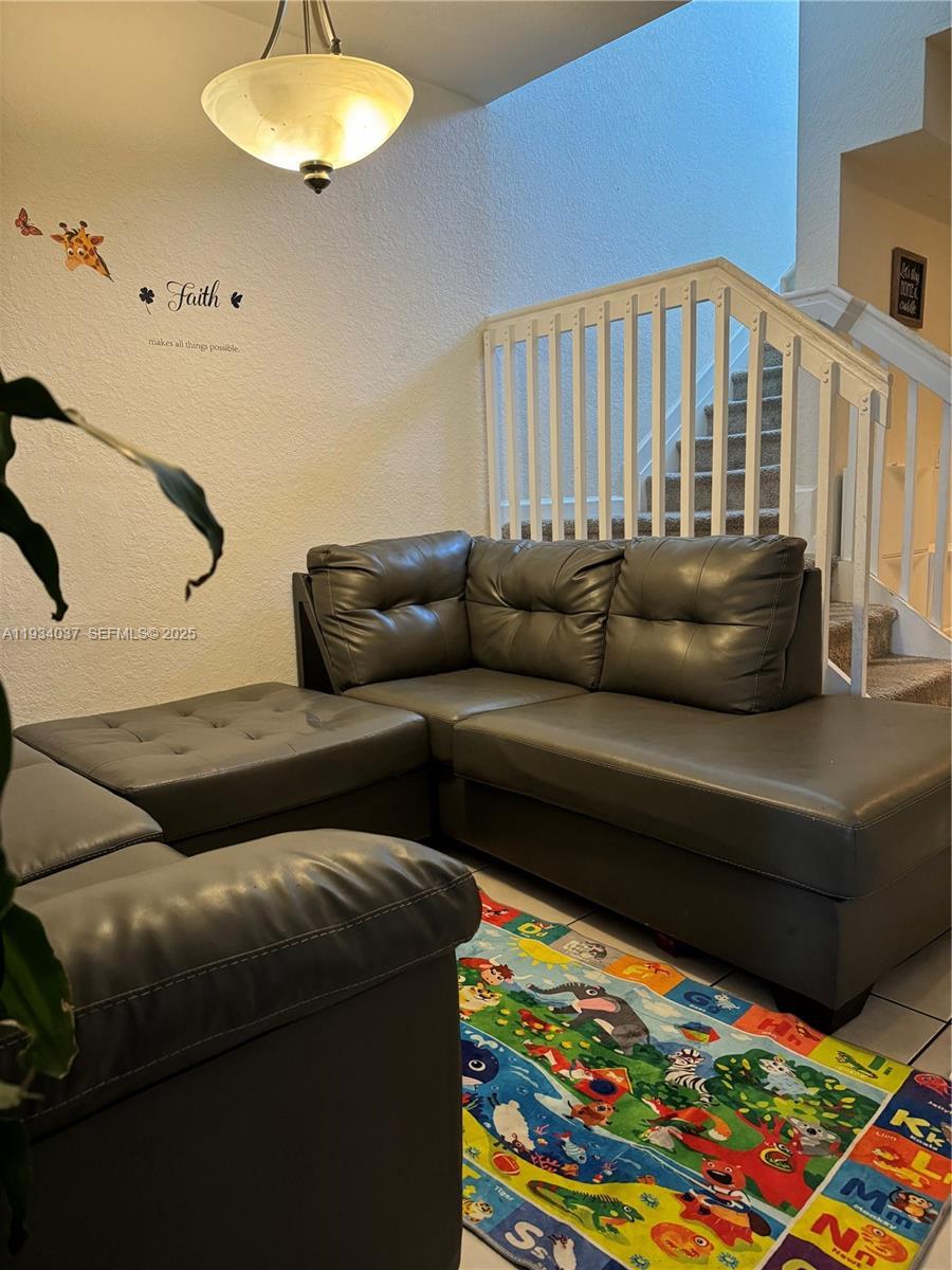 1043 SE 23rd Ave, Homestead FL 33035 photo 2