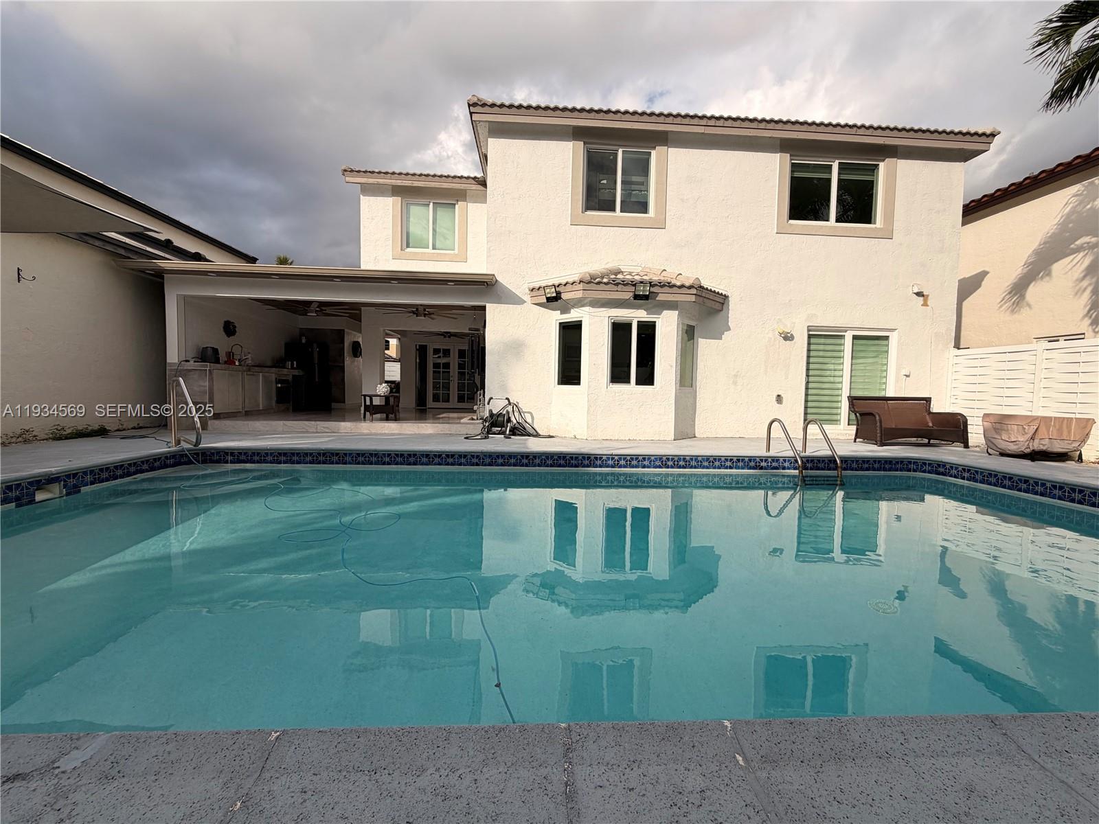 8242 NW 200 TER, Hialeah FL 33015 photo 2