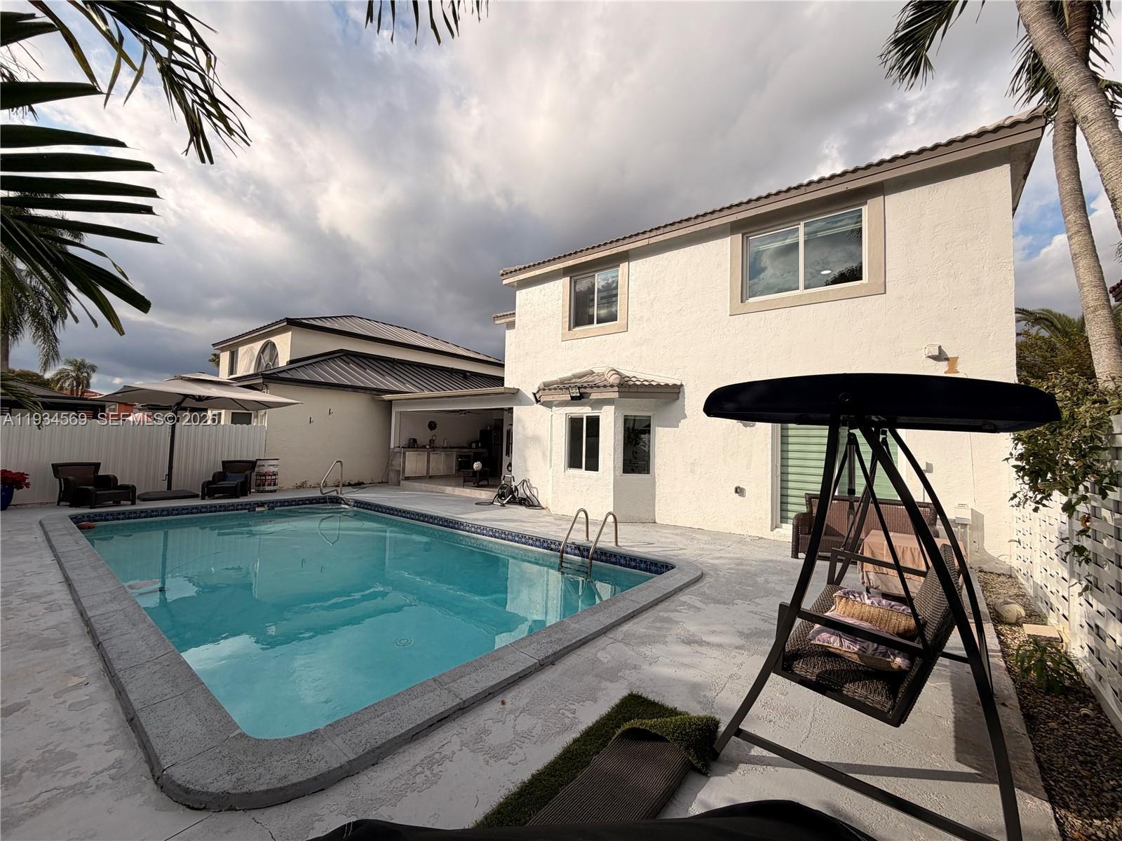 8242 NW 200 TER, Hialeah FL 33015 photo 3