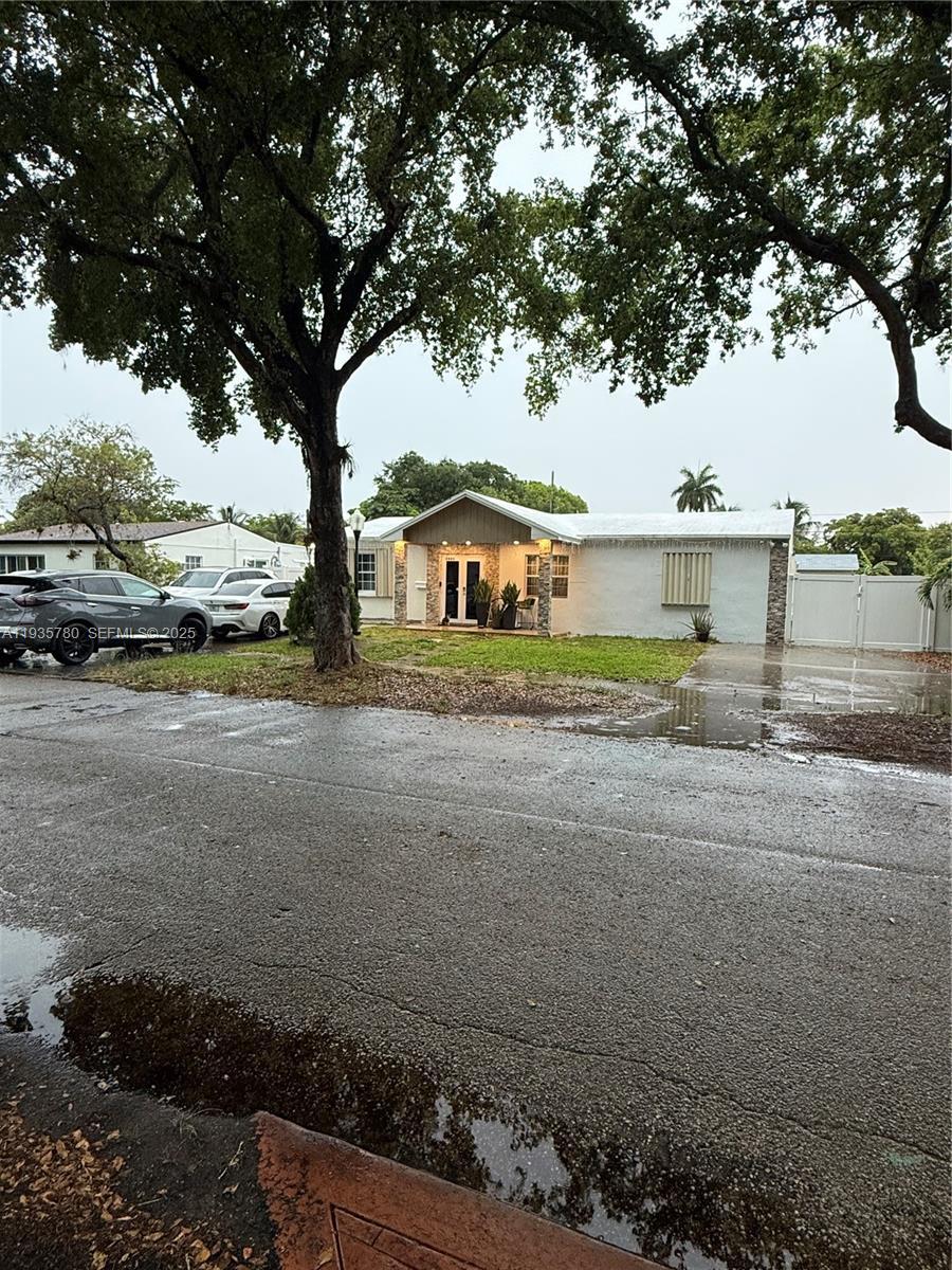 1031 NE 142nd St, North Miami FL 33161 photo 2