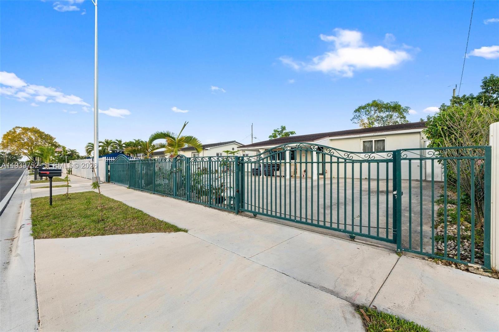 325 SE 9th Ave, Hialeah FL 33010 photo 2