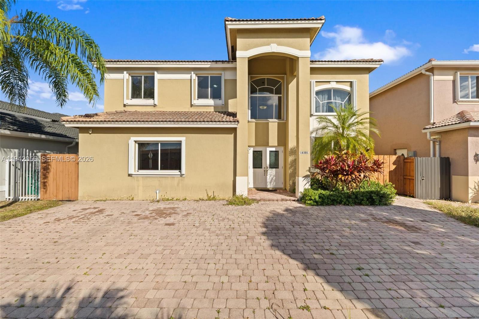16301 SW 70th St, Miami FL 33193