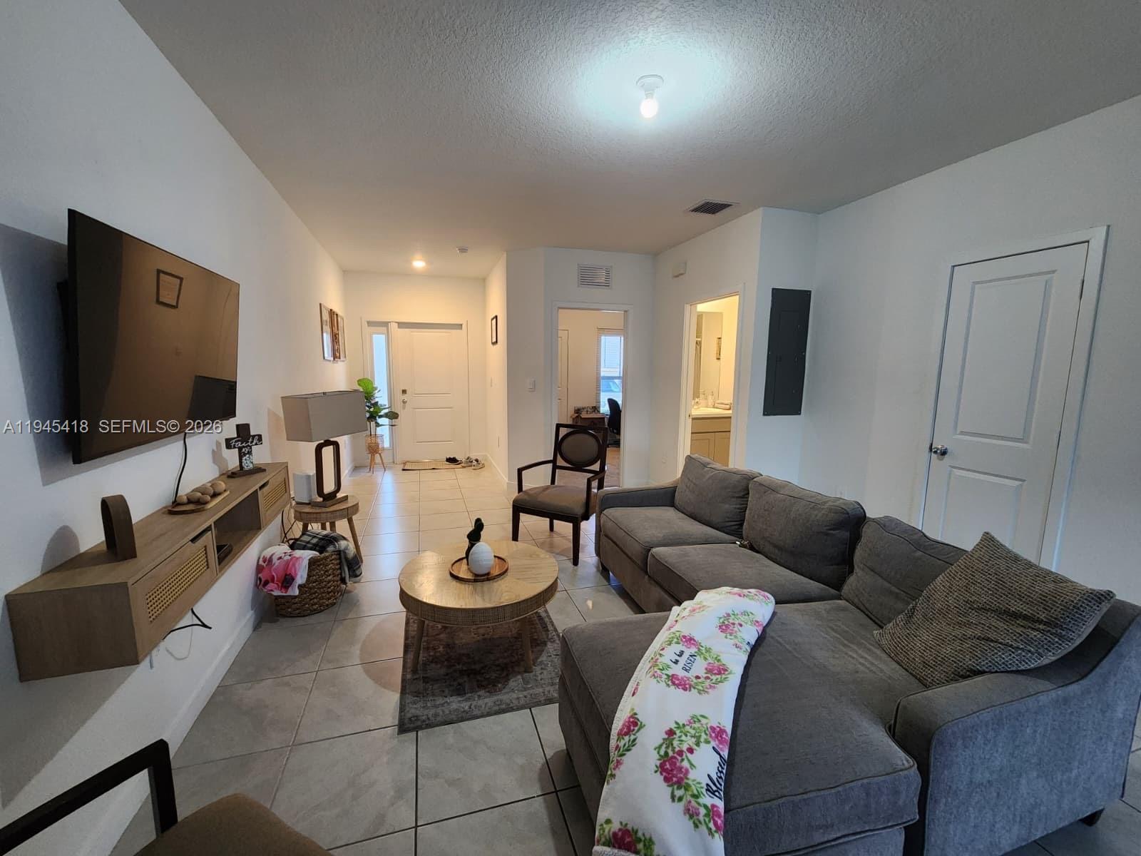 326 NE 1st Dr, Florida City FL 33034 photo 2