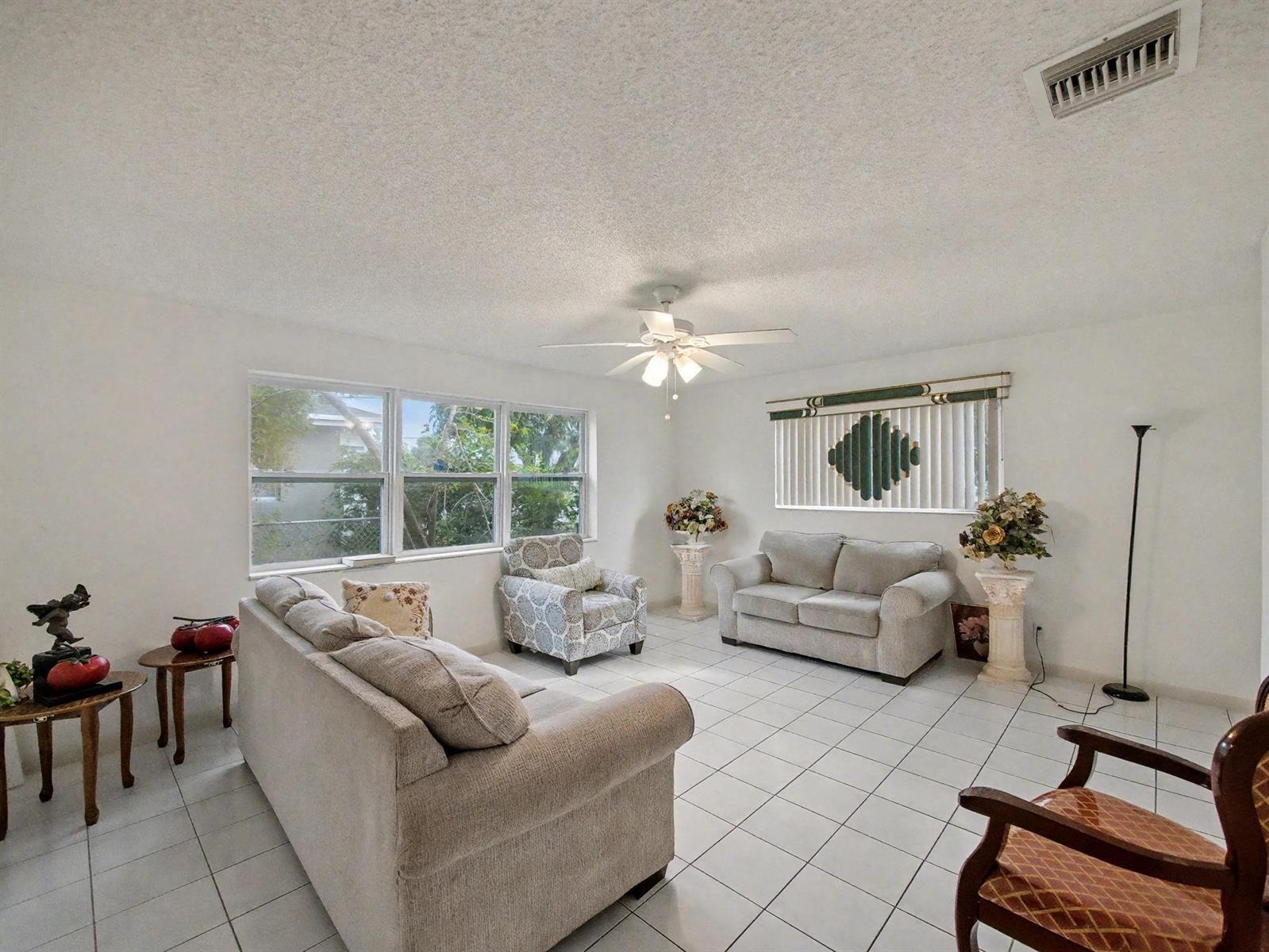 5043 Marcia Place, West Palm Beach FL 33407 photo 5