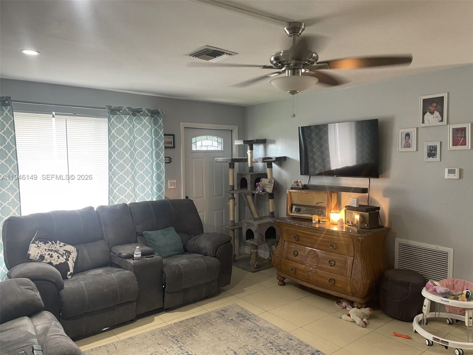 6852 SW 11th St, Pembroke Pines FL 33023 photo 2