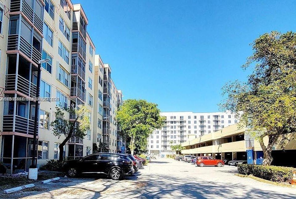 17890 W Dixie # 302, Miami FL 33160 photo 2