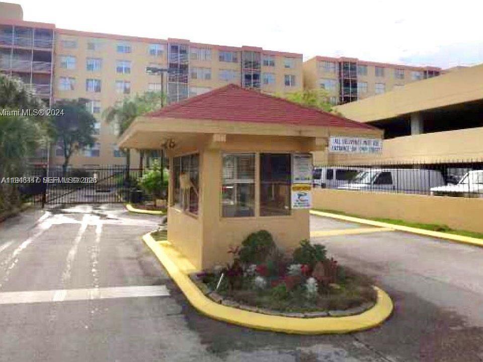 17890 W Dixie # 302, Miami FL 33160 photo 4