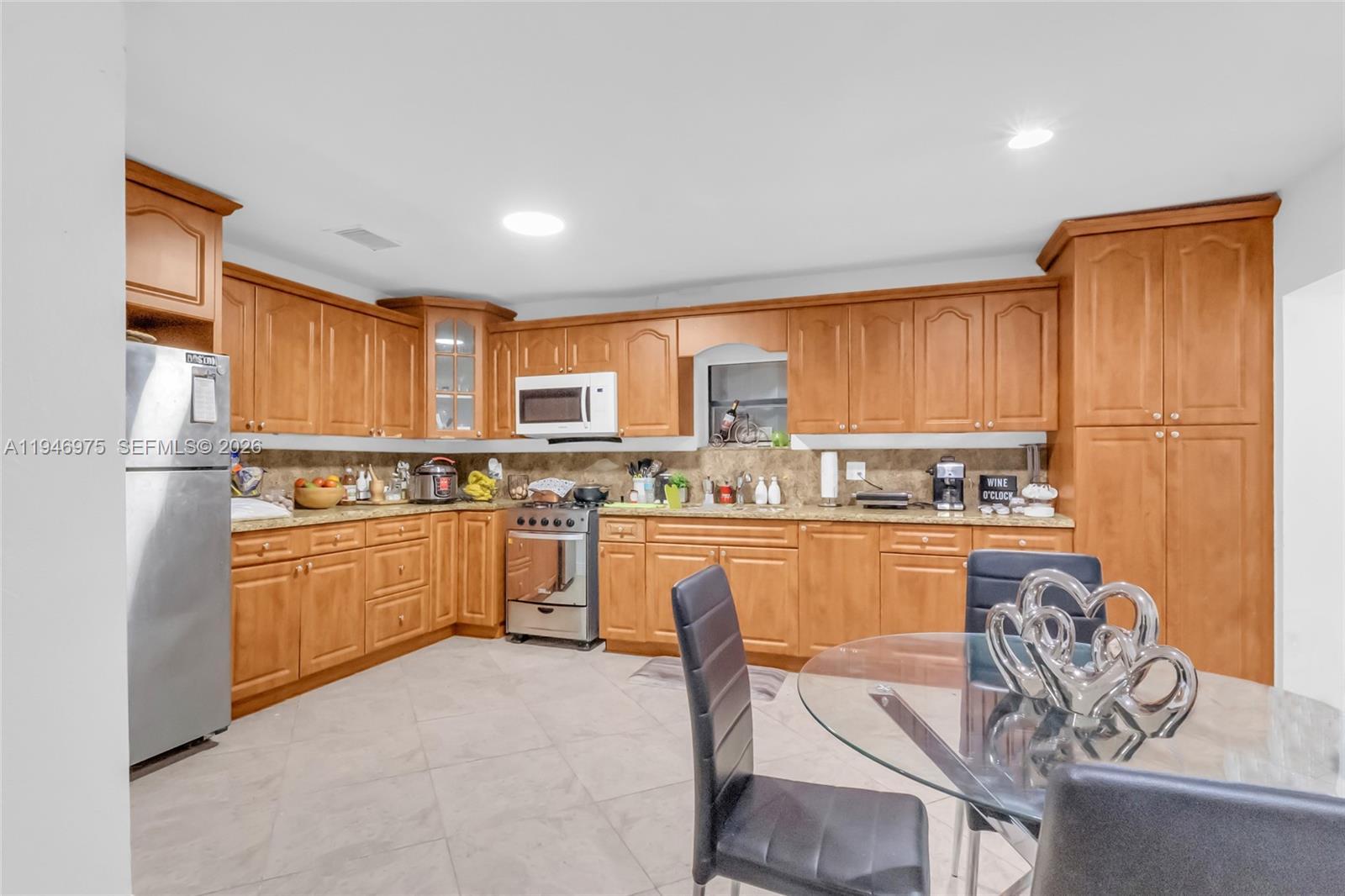 841 E 15th Pl, Hialeah FL 33010 photo 5