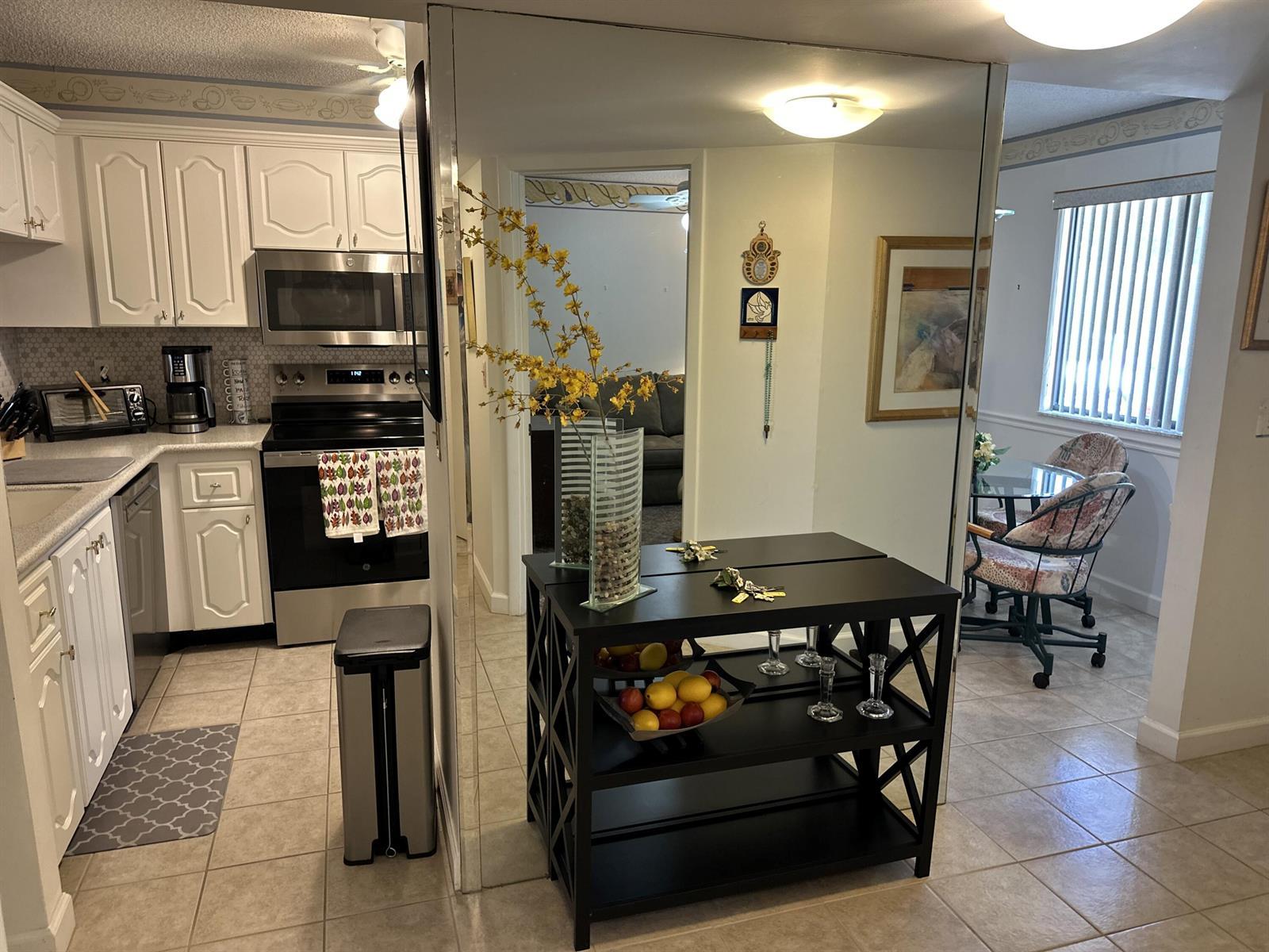 3138 Via Poinciana # 114, Lake Worth FL 33467