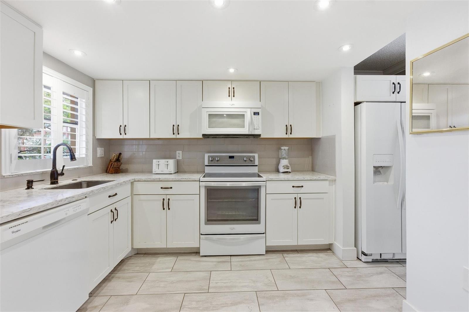 9460 Sunrise Lakes Boulevard # 112, Sunrise FL 33322 photo 2