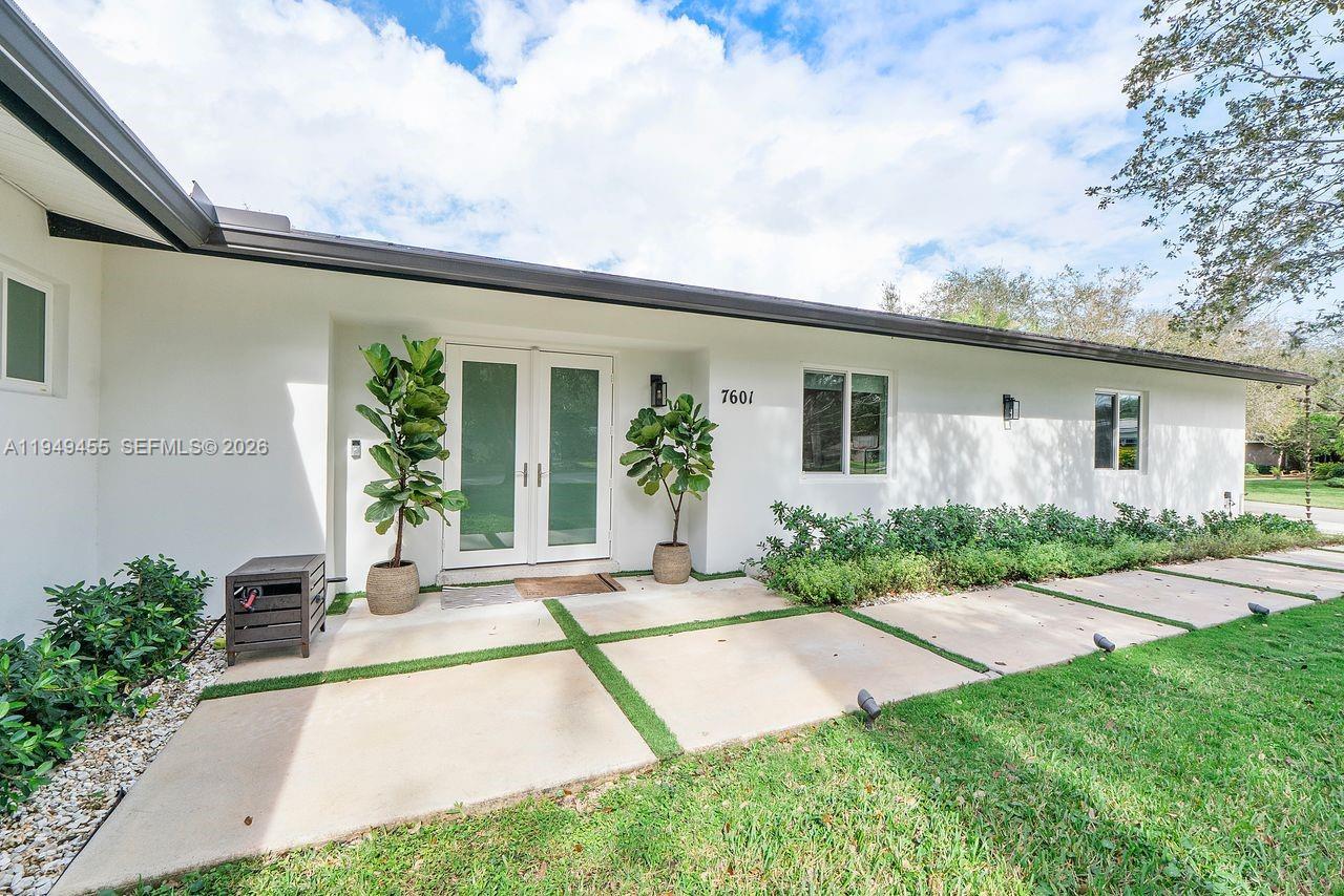 7601 SW 165th Ter, Palmetto Bay FL 33157 photo 2
