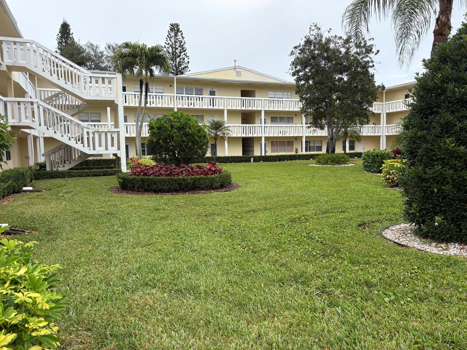 186 Dorset E, Boca Raton FL 33434 photo 2