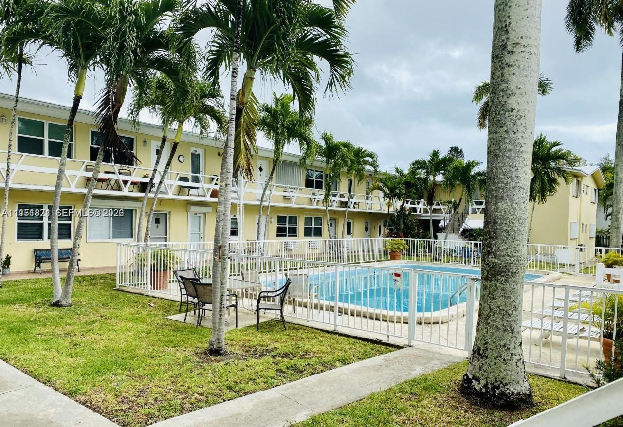 North Miami, FL 33181 photo 2
