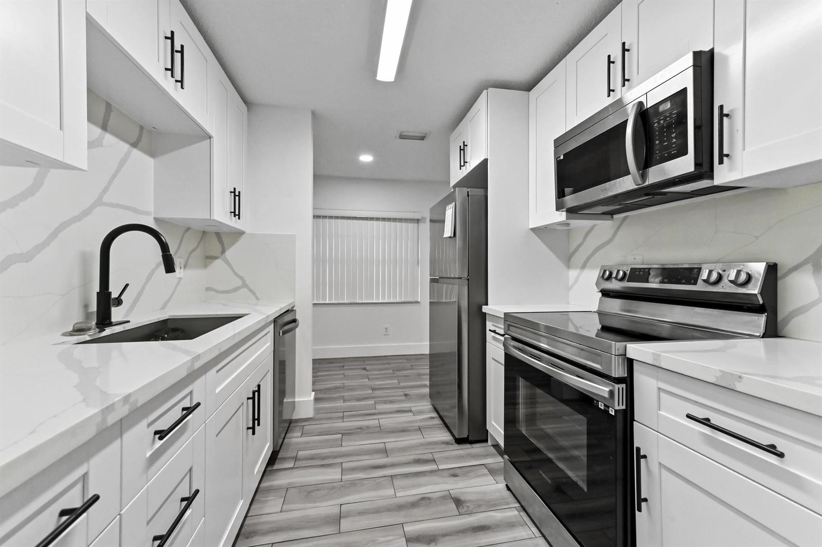 1390 Summit Run Circle, West Palm Beach FL 33415 photo 2