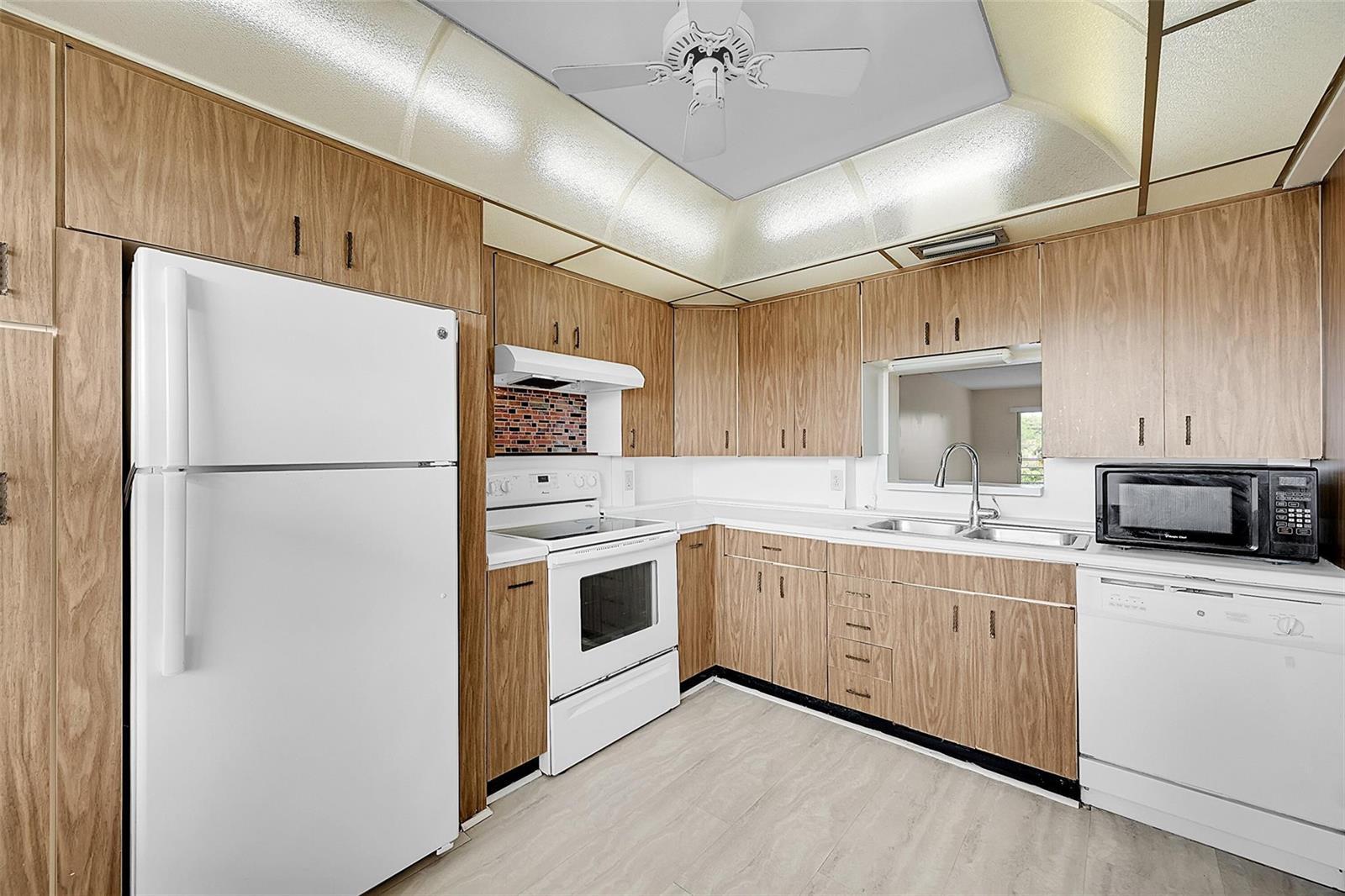 2502 Antigua Terrace # J4, Coconut Creek FL 33066 photo 2
