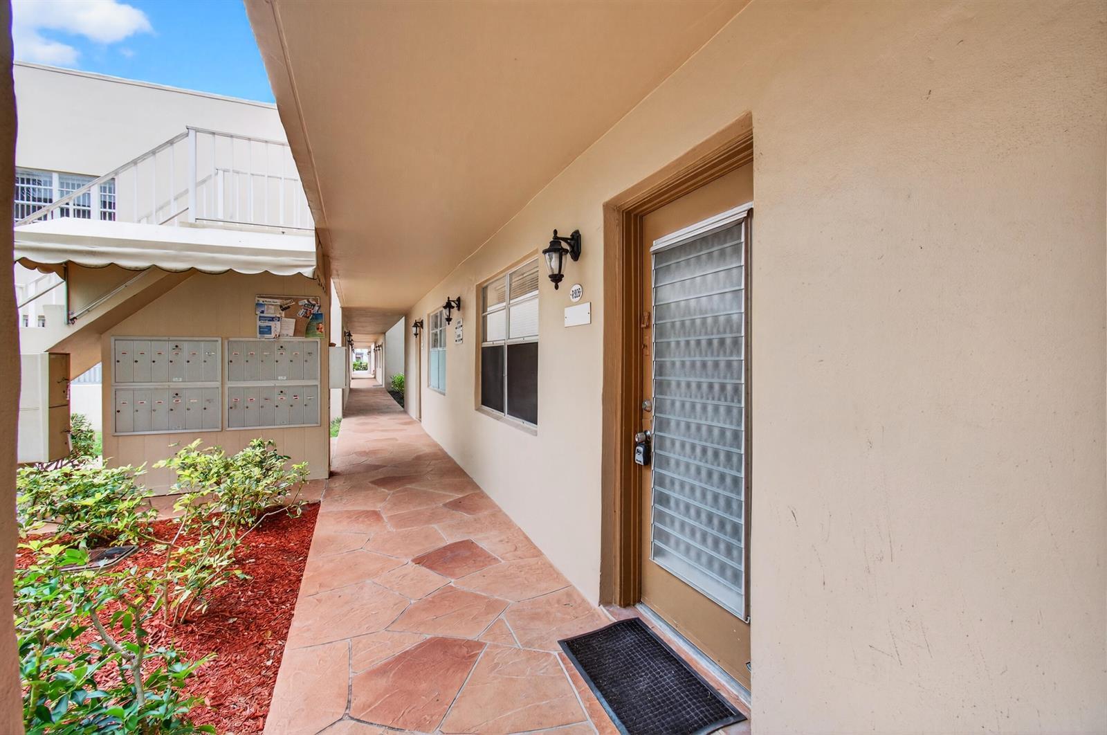 826 Normandy R, Delray Beach FL 33484 photo 2