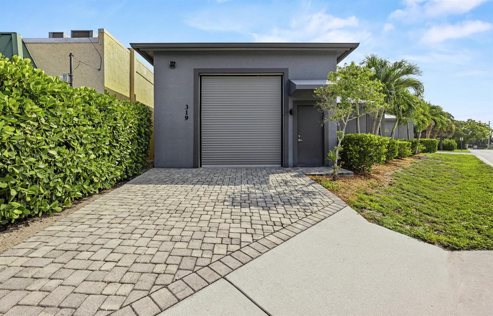 319 SE Florida Street, Stuart FL 34994 photo 2