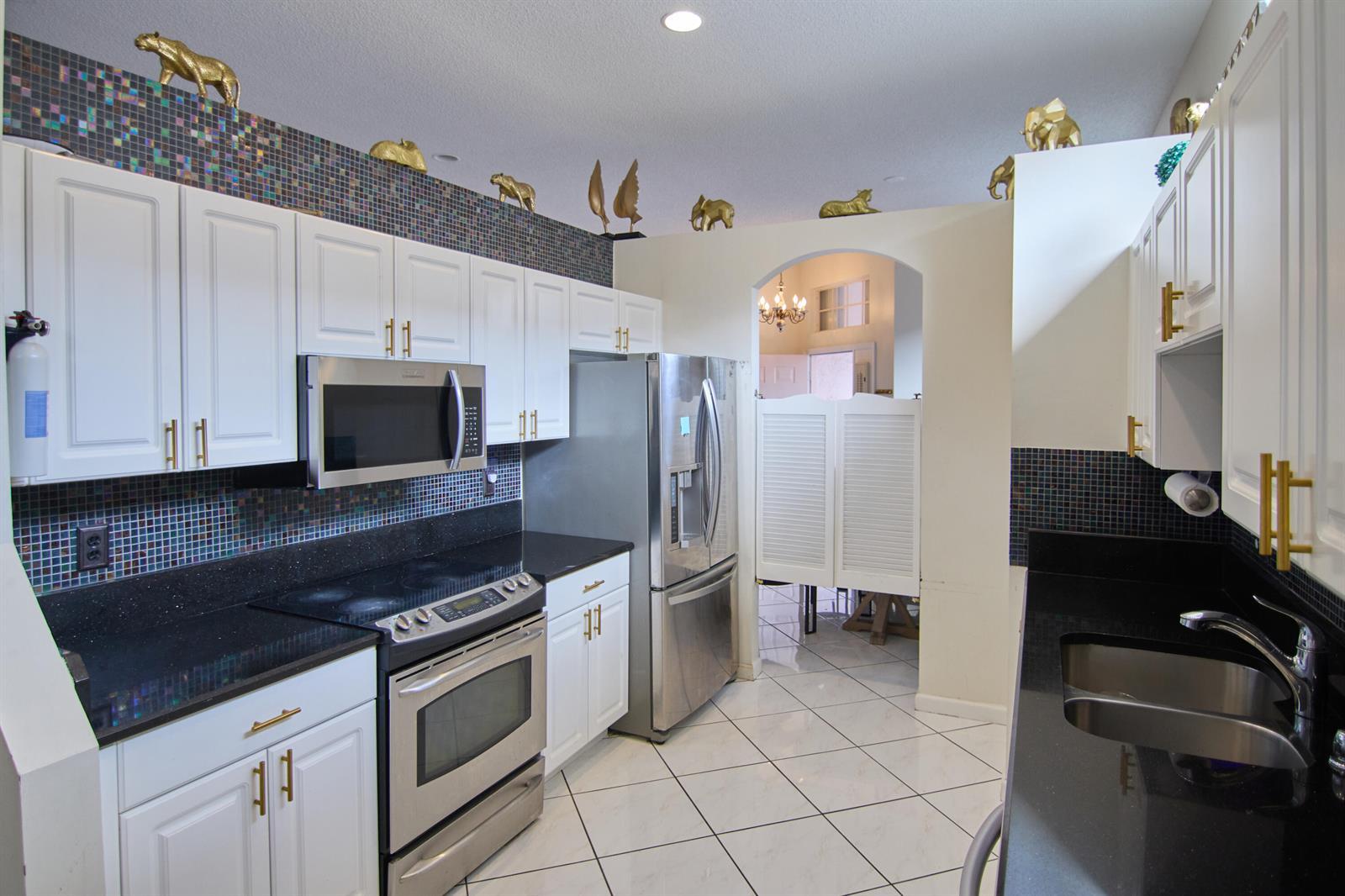 2824 Waters Edge Circle, FL 33413 photo 3