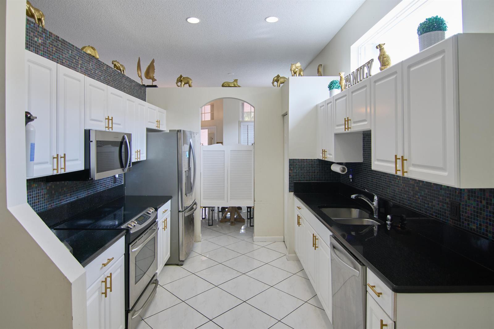 2824 Waters Edge Circle, FL 33413 photo 4
