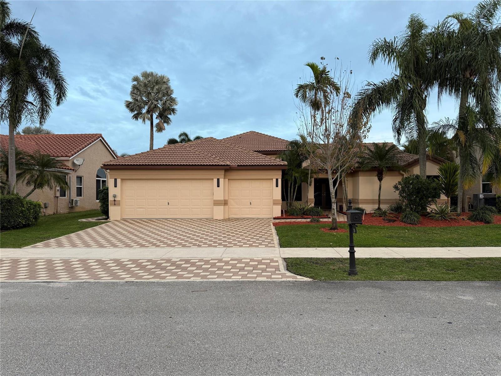 2702 E Orchard Circle, Davie FL 33328
