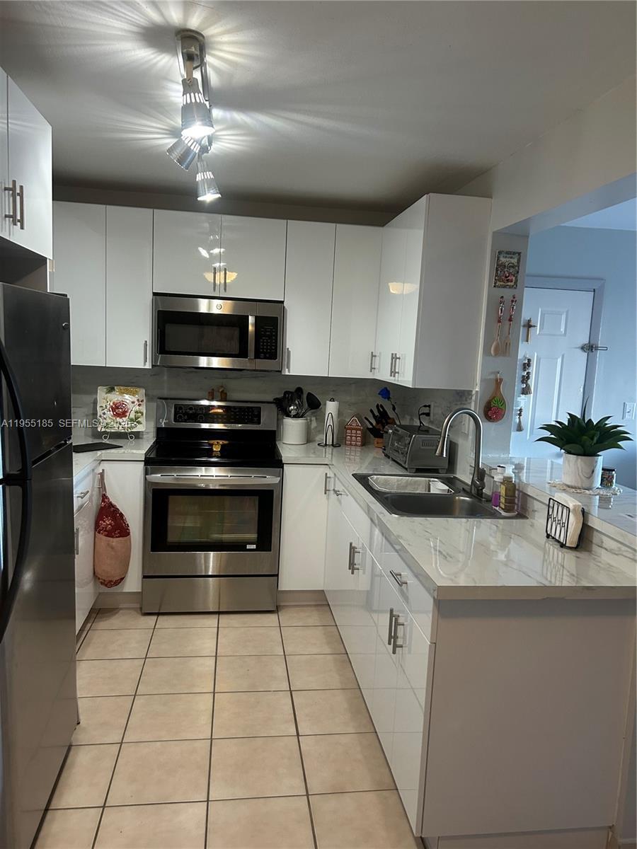 200 W Palm Cir W # 104, Pembroke Pines FL 33025 photo 3