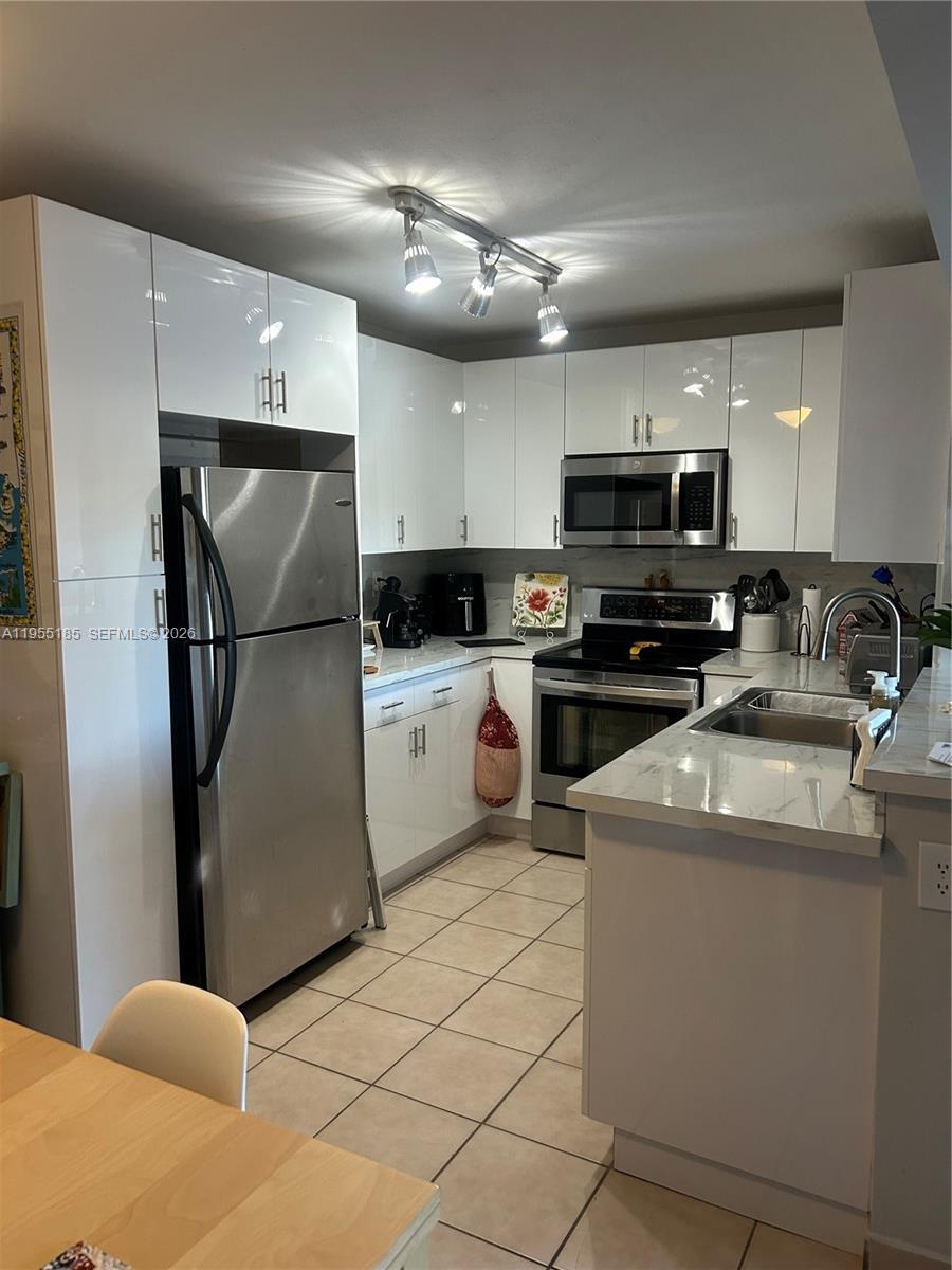 200 W Palm Cir W # 104, Pembroke Pines FL 33025
