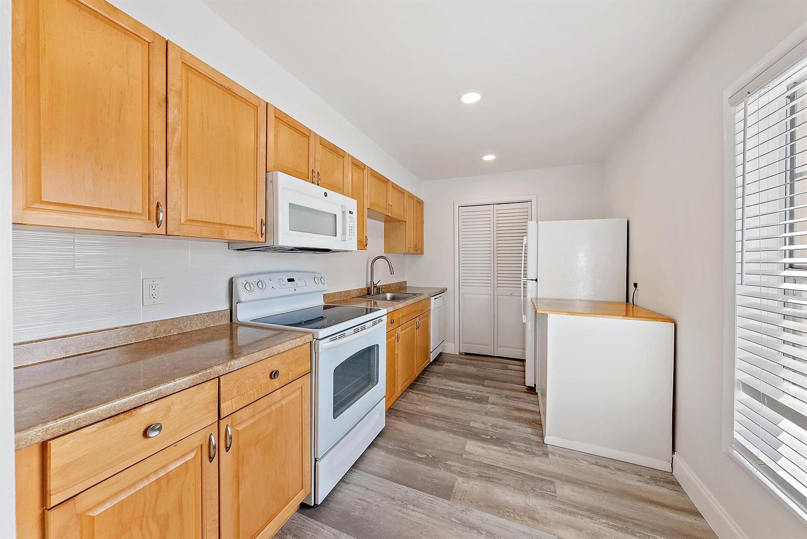 292 Cape Cod Circle # B, Lake Worth FL 33467 photo 2