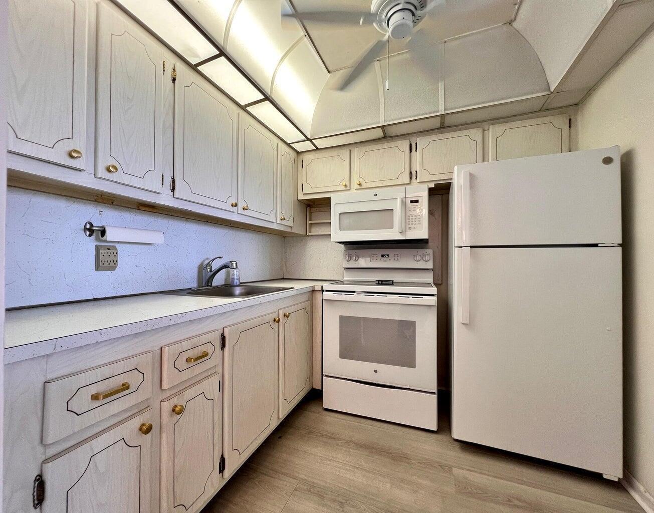 434 Southampton B, West Palm Beach FL 33417 photo 2
