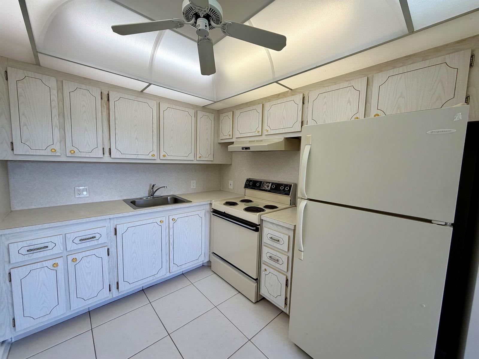 83 Preston B, Boca Raton FL 33434 photo 5