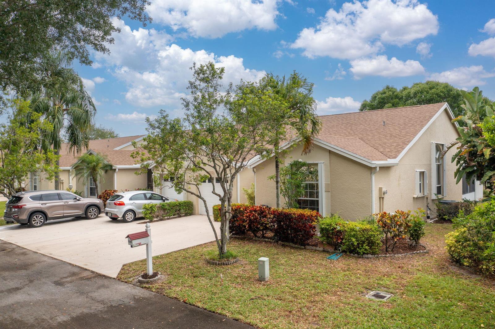 6209 Pond Tree Court, FL 33463 photo 2