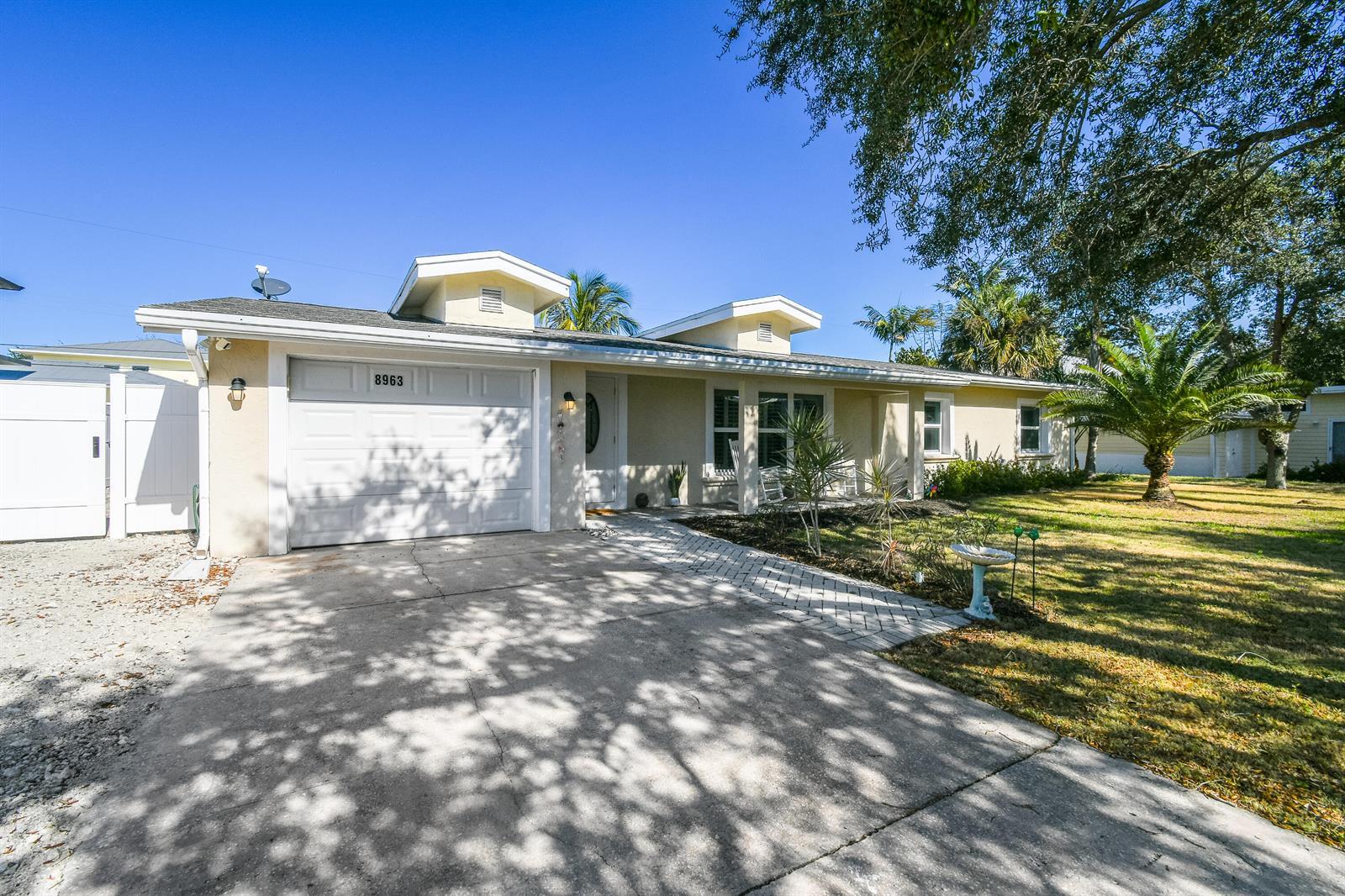 8963 SE Ceres Street, Hobe Sound FL 33455 photo 2