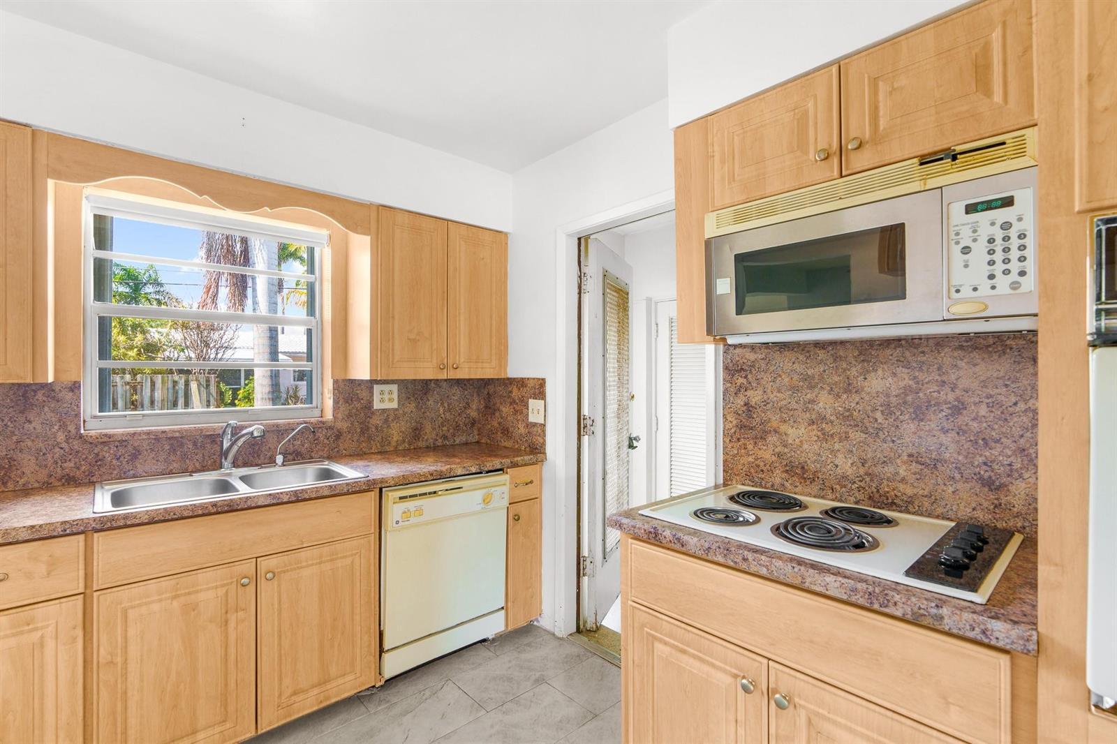1941 NE 28th Avenue, Pompano Beach FL 33062 photo 4