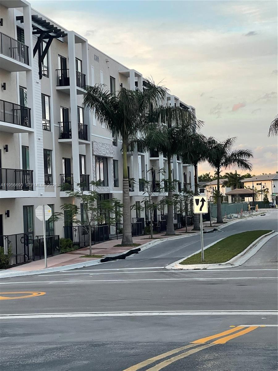8265 NW 41 st # 402, Doral FL 33166 photo 2