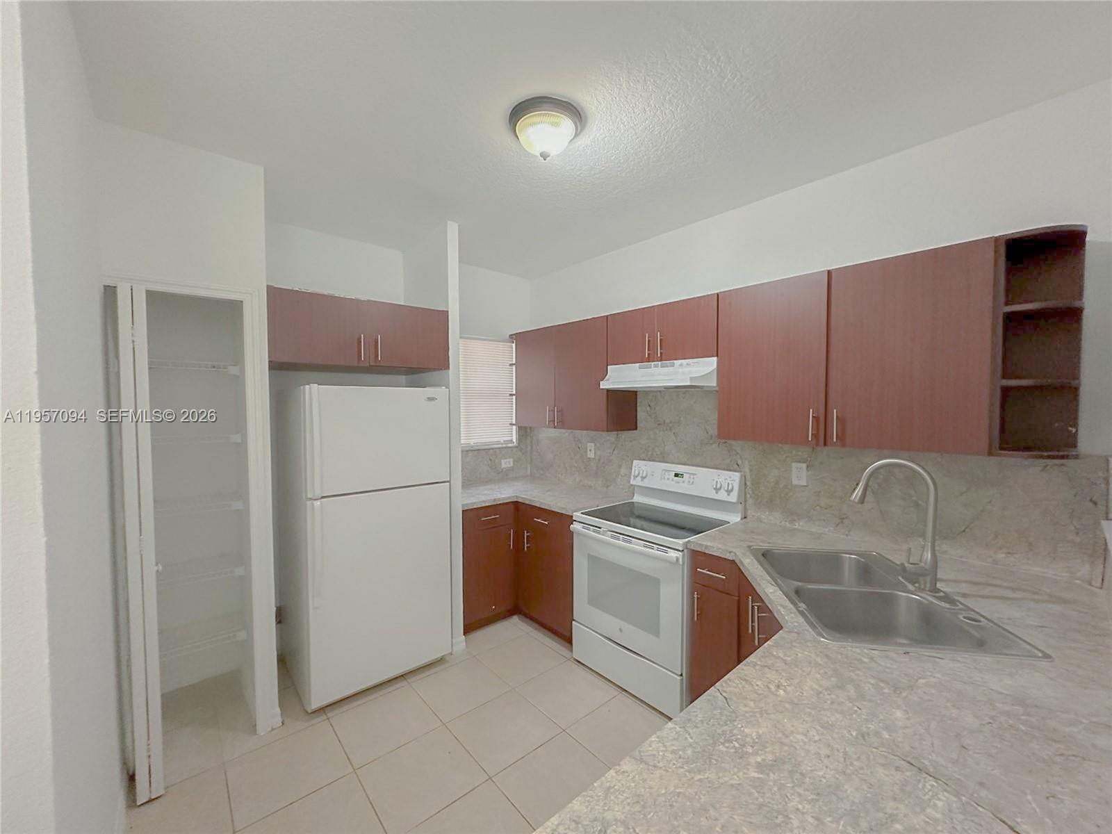 981 SW 6th Ct, Florida City FL 33034 photo 4