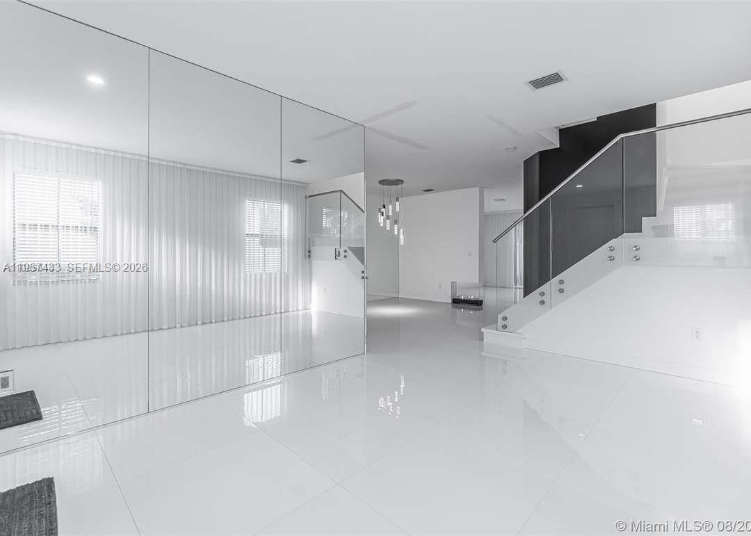 10301 W 32nd Ln, Hialeah FL 33018 photo 4