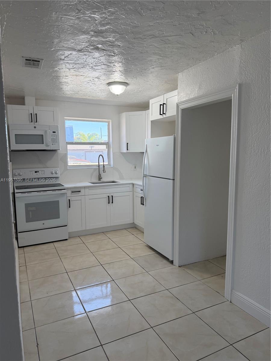 Miami, FL 33142 photo 4