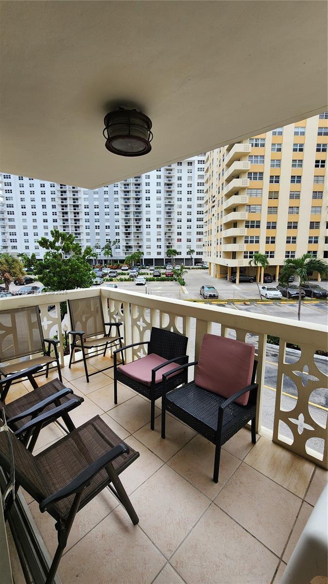 Hallandale Beach, FL 33009 photo 2