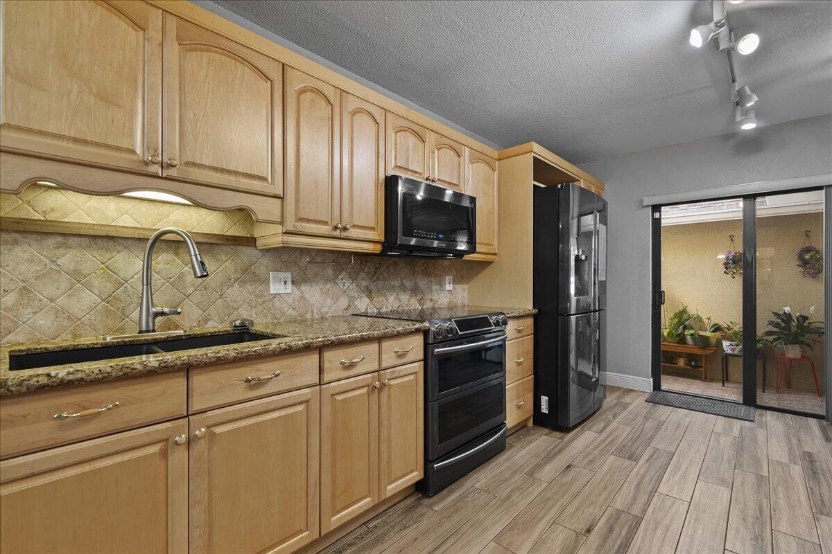 605 Maplewood Drive, FL 33415 photo 2