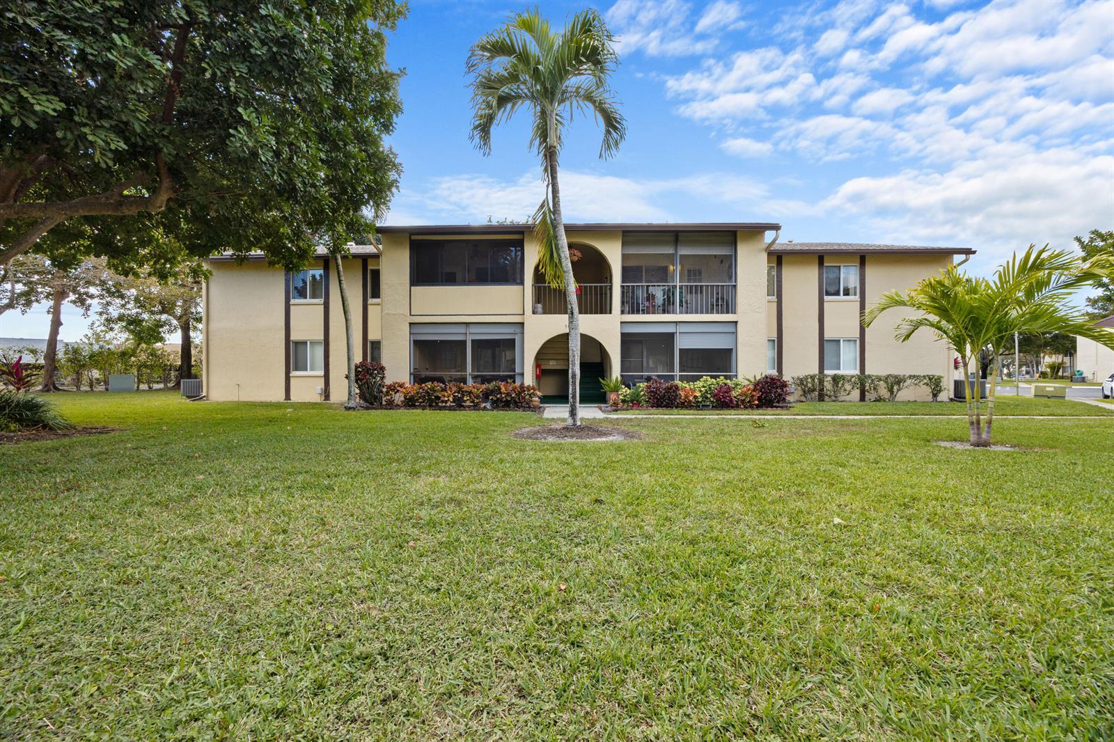 306 Pine Ridge Circle # 2, FL 33463