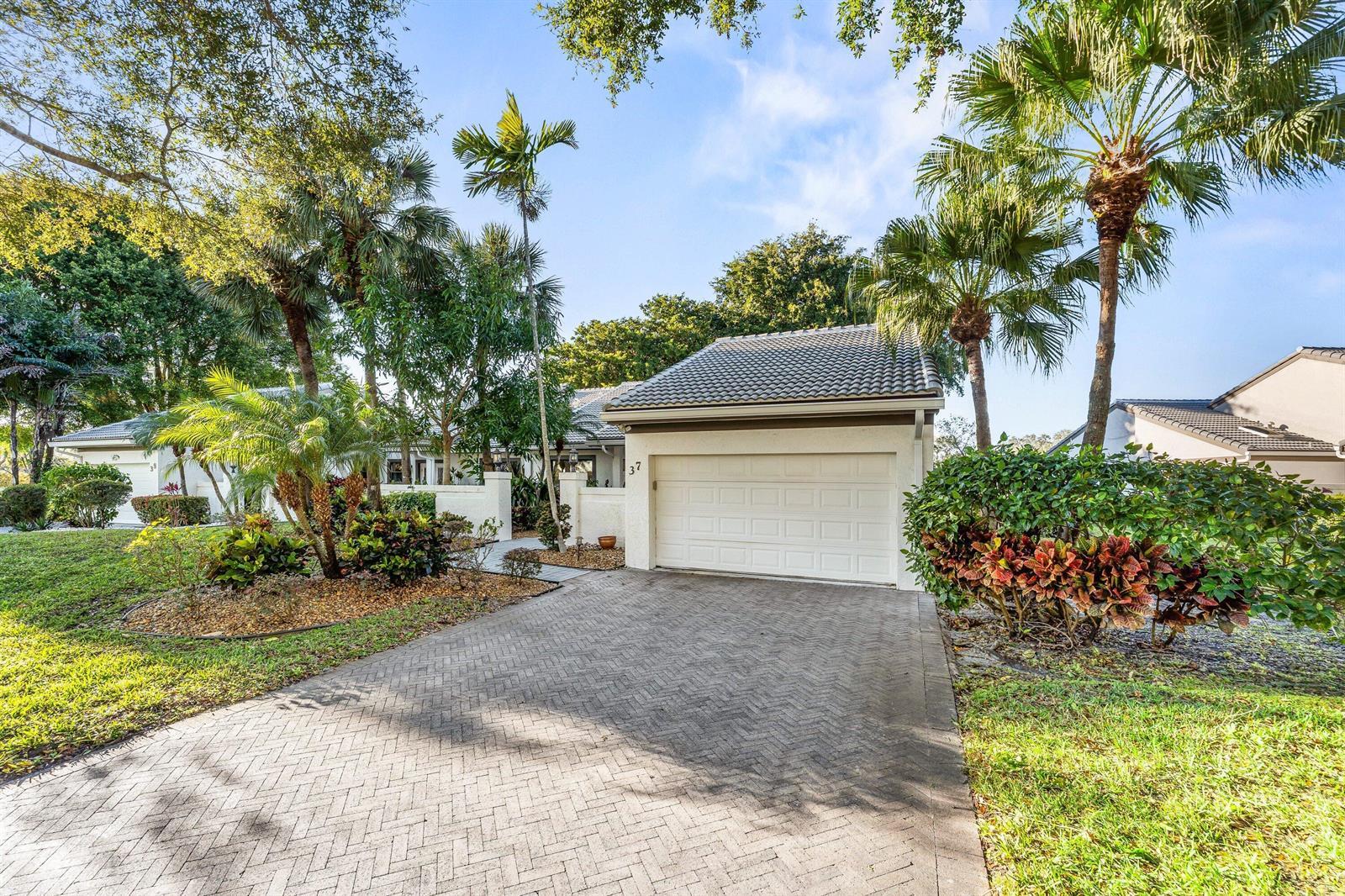 37 Clubhouse Lane, Boynton Beach FL 33436 photo 2