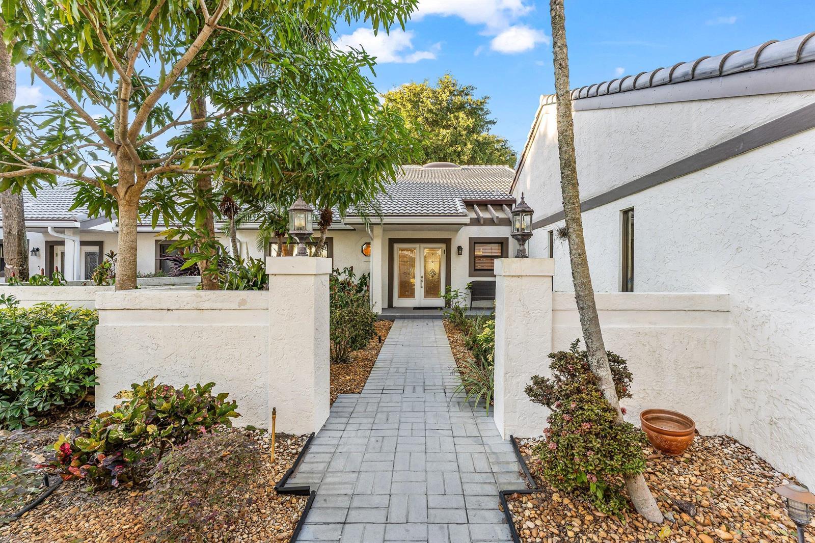 37 Clubhouse Lane, Boynton Beach FL 33436 photo 3