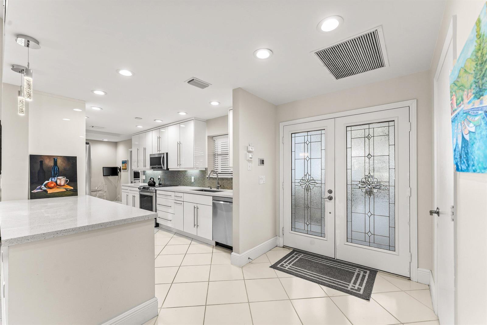 37 Clubhouse Lane, Boynton Beach FL 33436 photo 5