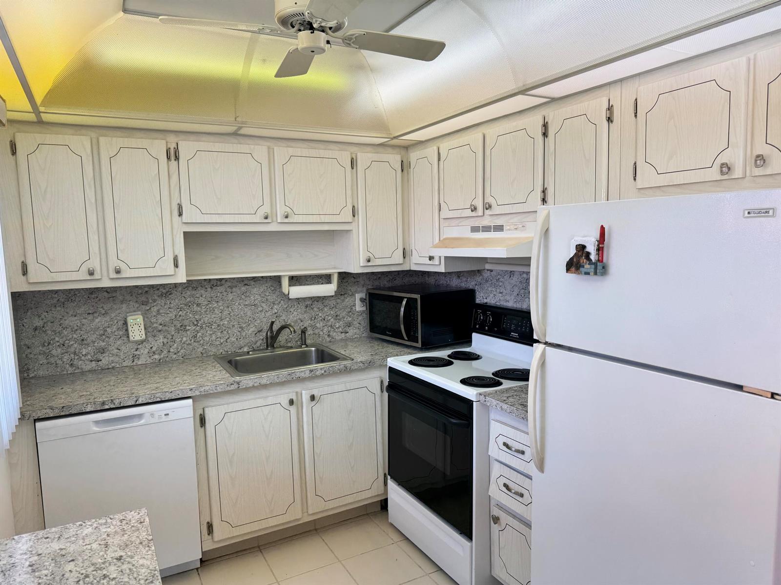 277 Seville L, Delray Beach FL 33446 photo 5