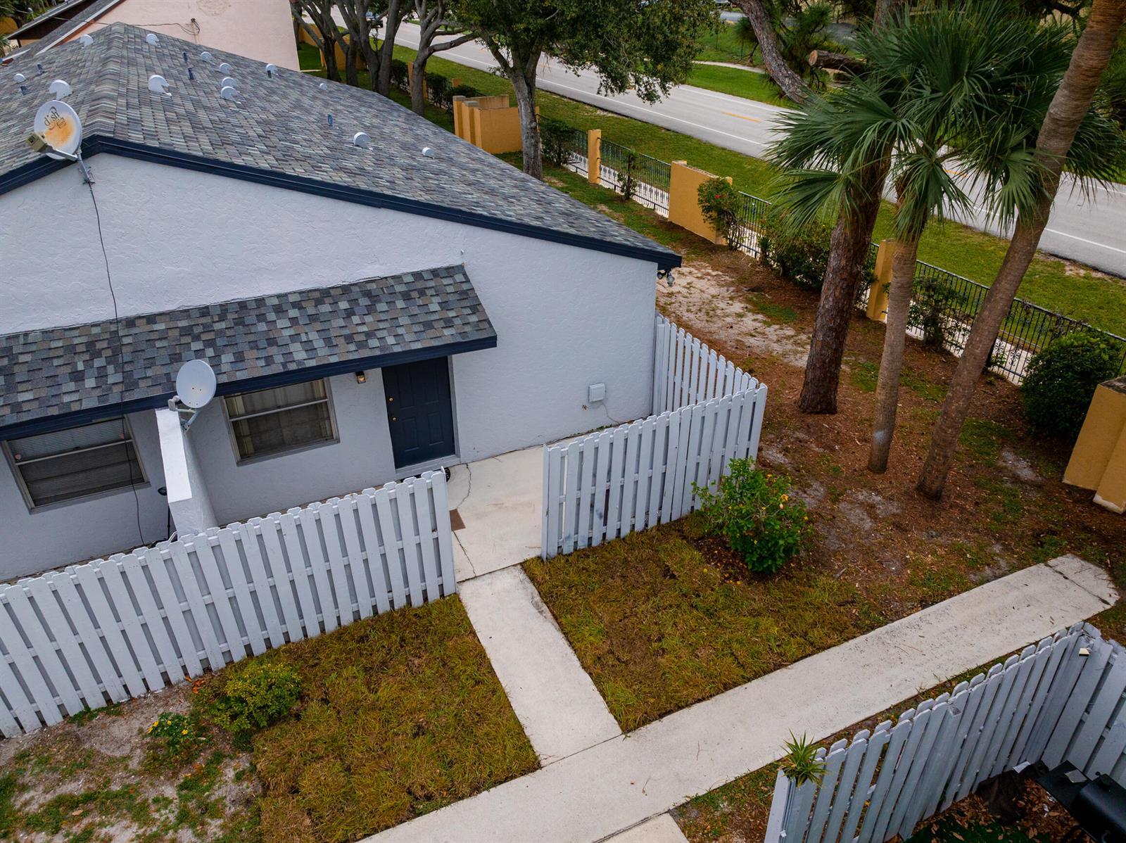 2007 Oleander Boulevard Apt D, Fort Pierce FL 34950 photo 3