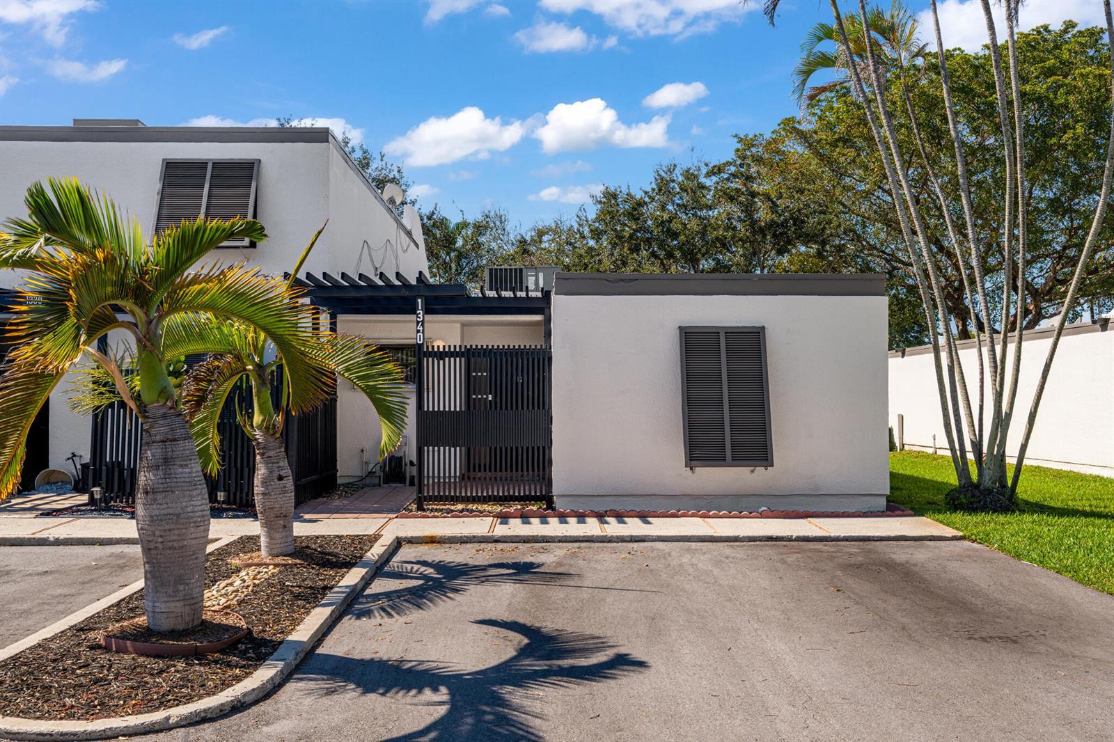 1340 E Golfview Drive, Pembroke Pines FL 33026 photo 2